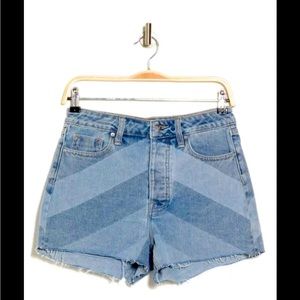 Vigoss chevron jean shorts size 29. NWT